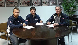 Antonio Trueba signant en 2012,le contrat avec Jaime Busto