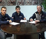 Antonio Trueba signant en 2012,le contrat avec Jaime Busto